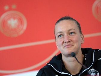 Torhüterin Almuth Schult sitzt während einer Pressekonferenz auf dem Podium. Foto: Sebastian Gollnow/dpa Torhüterin Almuth Schult sitzt während einer Pressekonferenz auf dem Podium. Foto: Sebastian Gollnow/dpa