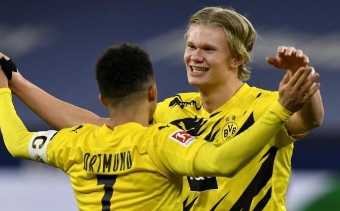 Erling Haaland (r) freut sich mit Mannschaftskamerad Jadon Sancho über einen Dortmunder Sieg. Foto: Martin Meissner/Pool AP/dpa