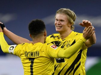 Erling Haaland (r) freut sich mit Mannschaftskamerad Jadon Sancho über einen Dortmunder Sieg. Foto: Martin Meissner/Pool AP/dpa Erling Haaland (r) freut sich mit Mannschaftskamerad Jadon Sancho über einen Dortmunder Sieg. Foto: Martin Meissner/Pool AP/dpa