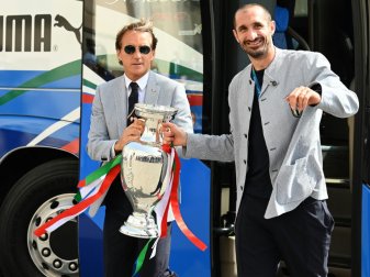 Trainer Roberto Mancini bedankt sich bei seinen Spielern Trainer Roberto Mancini bedankt sich bei seinen Spielern