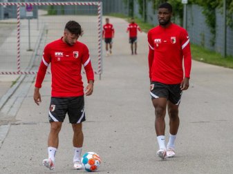 Kevin Danso (r) steht noch bis 2024 beim FC Augsburg unter Vertrag. Foto: Stefan Puchner/dpa Kevin Danso (r) steht noch bis 2024 beim FC Augsburg unter Vertrag. Foto: Stefan Puchner/dpa