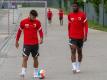 Kevin Danso (r) steht noch bis 2024 beim FC Augsburg unter Vertrag. Foto: Stefan Puchner/dpa