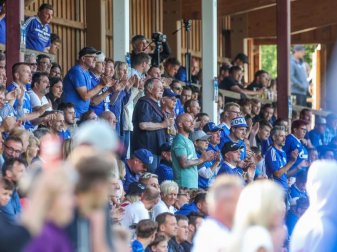 Fans des FC Schalke beim Testspiel gegen Schachtjor Donezk in Österreich. Foto: Tim Rehbein/dpa Fans des FC Schalke beim Testspiel gegen Schachtjor Donezk in Österreich. Foto: Tim Rehbein/dpa