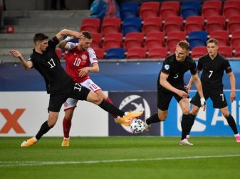 Deutschlands Anton Stach (l) im Zweikampf mit dem Dänen Jacob Bruun Larsen. Foto: Marton Monus/dpa Deutschlands Anton Stach (l) im Zweikampf mit dem Dänen Jacob Bruun Larsen. Foto: Marton Monus/dpa
