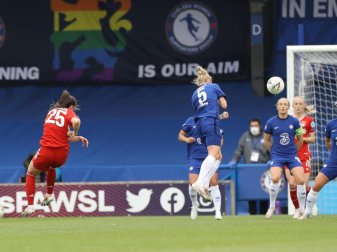 Das Tor von Sarah Zadrazil (l/25) bei der UEFA-Wahl zum schönsten Tor ist das einzige Tor einer Fußballerin. Foto: Paul Terry/CSM via ZUMA Wire/dpa Das Tor von Sarah Zadrazil (l/25) bei der UEFA-Wahl zum schönsten Tor ist das einzige Tor einer Fußballerin. Foto: Paul Terry/CSM via ZUMA Wire/dpa