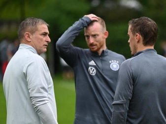Plausch mit den Routiniers: DFB-Coach Stefan Kuntz (l-r) mit Maximilian Arnold und Max Kruse. Foto: Arne Dedert/dpa Plausch mit den Routiniers: DFB-Coach Stefan Kuntz (l-r) mit Maximilian Arnold und Max Kruse. Foto: Arne Dedert/dpa