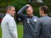 Plausch mit den Routiniers: DFB-Coach Stefan Kuntz (l-r) mit Maximilian Arnold und Max Kruse. Foto: Arne Dedert/dpa