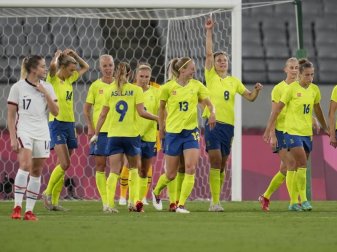 Schwedens Spielerinnen starteten mit einem Sieg gegen die USA in Olympia. Foto: Ricardo Mazalan/AP/dpa
