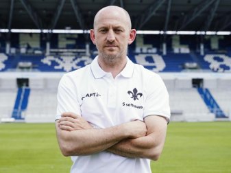 Hat drei Corona-Fälle in seinem Team zu beklagen: Darmstadt-Coach Torsten Lieberknecht. Foto: Uwe Anspach/dpa Hat drei Corona-Fälle in seinem Team zu beklagen: Darmstadt-Coach Torsten Lieberknecht. Foto: Uwe Anspach/dpa