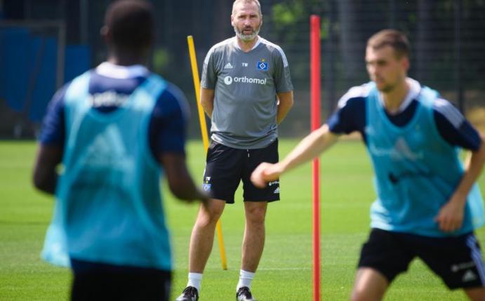 Hamburgs Cheftrainer Tim Walter (M) beobachtet das Training seiner Mannschaft. Foto: Gregor Fischer/dpa