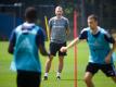 Hamburgs Cheftrainer Tim Walter (M) beobachtet das Training seiner Mannschaft. Foto: Gregor Fischer/dpa