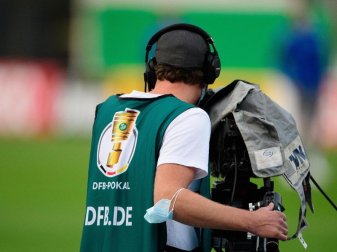 Ein Kameramann während eines Erstrundenspiels im DFB-Pokal. Foto: Swen Pförtner/dpa