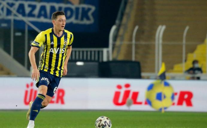 Mesut Özil im Dress von Fenerbahce Istanbul. Foto: Kenan Asyali/AP POOL/dpa