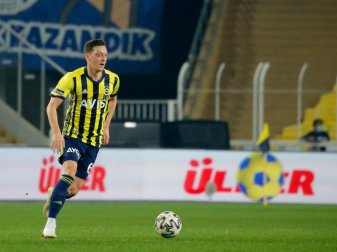Mesut Özil im Dress von Fenerbahce Istanbul. Foto: Kenan Asyali/AP POOL/dpa Mesut Özil im Dress von Fenerbahce Istanbul. Foto: Kenan Asyali/AP POOL/dpa