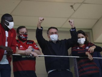 Der brasilianische Präsident Jair Bolsonaro (2.v.r) auf der Tribüne in Brasília. Foto: Adriano Machado/Pool Reuters/dpa Der brasilianische Präsident Jair Bolsonaro (2.v.r) auf der Tribüne in Brasília. Foto: Adriano Machado/Pool Reuters/dpa
