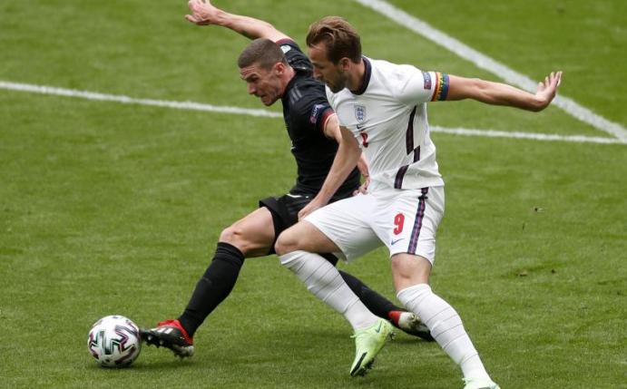 Robin Gosens (l) im Zweikampf mit Englands Harry Kane. Foto: Matthew Childs/Pool Reuters/dpa
