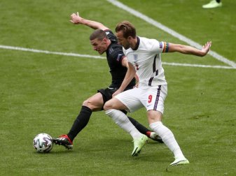 Robin Gosens (l) im Zweikampf mit Englands Harry Kane. Foto: Matthew Childs/Pool Reuters/dpa Robin Gosens (l) im Zweikampf mit Englands Harry Kane. Foto: Matthew Childs/Pool Reuters/dpa