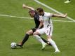 Robin Gosens (l) im Zweikampf mit Englands Harry Kane. Foto: Matthew Childs/Pool Reuters/dpa