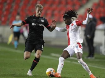 Tin Jedvaj (l) wechselt zu Lokomotive Moskau. Foto: Petr David Josek/AP/dpa Tin Jedvaj (l) wechselt zu Lokomotive Moskau. Foto: Petr David Josek/AP/dpa
