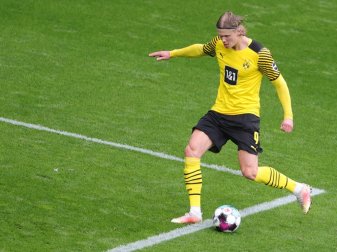 Erling Haaland erfüllt Fan einen Autogrammwunsch Erling Haaland erfüllt Fan einen Autogrammwunsch