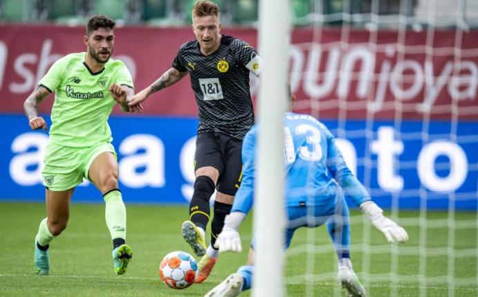 Dortmunds Marco Reus scheitert an Bilbaos Torwart Jokin Ezkieta. Foto: David Inderlied/dpa