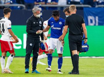 Schalkes Danny Latza (M) hat sich beim Zweitliga-Auftakt verletzt. Foto: Guido Kirchner/dpa Schalkes Danny Latza (M) hat sich beim Zweitliga-Auftakt verletzt. Foto: Guido Kirchner/dpa