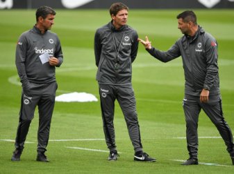 Eintracht-Cheftrainer Oliver Glasner (M) sah eine gute erste Halbzeit seiner Mannschaft. Foto: Arne Dedert/dpa