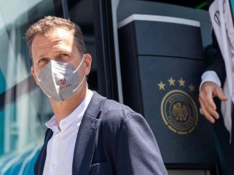 Oliver Bierhoff kündigt Gespräche mit der Lufthansa an. Foto: Peter Kneffel/dpa Oliver Bierhoff kündigt Gespräche mit der Lufthansa an. Foto: Peter Kneffel/dpa