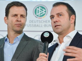 DFB-Direktor Oliver Bierhoff erhofft sich von Bundestrainer Hansi Flick (r) einen neuen Teamgeist. Foto: picture alliance / Arne Dedert/dpa DFB-Direktor Oliver Bierhoff erhofft sich von Bundestrainer Hansi Flick (r) einen neuen Teamgeist. Foto: picture alliance / Arne Dedert/dpa