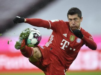 Stürmerstar Robert Lewandowski vom FC Bayern München ist erneut Deutschlands Fußballer des Jahres. Foto: Andreas Schaad/AP-Pool/dpa Stürmerstar Robert Lewandowski vom FC Bayern München ist erneut Deutschlands Fußballer des Jahres. Foto: Andreas Schaad/AP-Pool/dpa