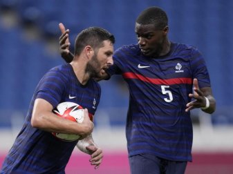 Andre-Pierre Gignac (l) feiert mit seinem Teamkollegen Niels Nkounkou ein Tor gegen Südafrika. Foto: Martin Mejia/AP/dpa Andre-Pierre Gignac (l) feiert mit seinem Teamkollegen Niels Nkounkou ein Tor gegen Südafrika. Foto: Martin Mejia/AP/dpa