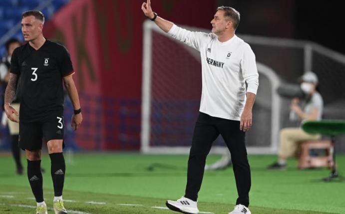 Trainer Stefan Kuntz trifft mit seinem Team im nächsten Spiel auf die Mannschaft der Elfenbeinküste. Foto: Swen Pförtner/dpa