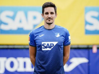 Arbeitet noch an seiner Rückkehr auf den Platz: Benjamin Hübner. Foto: Uwe Anspach/dpa Arbeitet noch an seiner Rückkehr auf den Platz: Benjamin Hübner. Foto: Uwe Anspach/dpa