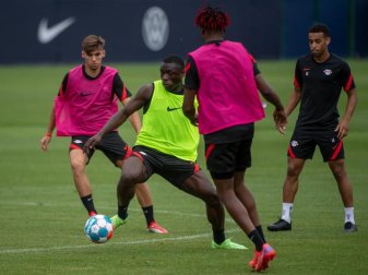 Brian Brobbey (2.v.l.) will sich bei RB Leipzig verbessern. Foto: Hendrik Schmidt/dpa-Zentralbild/dpa Brian Brobbey (2.v.l.) will sich bei RB Leipzig verbessern. Foto: Hendrik Schmidt/dpa-Zentralbild/dpa