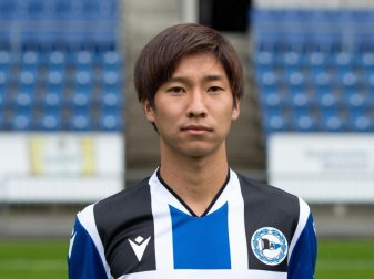 Hat bei Arminia Bielefeld einen Vertrag bis 2024 unterschrieben: Masaya Okugawa. Foto: Friso Gentsch/dpa Hat bei Arminia Bielefeld einen Vertrag bis 2024 unterschrieben: Masaya Okugawa. Foto: Friso Gentsch/dpa