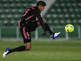 Steht vor dem Wechsel zu Manchester United: Real Madrids Raphael Varane in Aktion. Foto: Jose Breton/AP/dpa Steht vor dem Wechsel zu Manchester United: Real Madrids Raphael Varane in Aktion. Foto: Jose Breton/AP/dpa