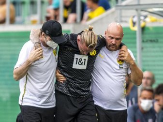 Dortmunds Marius Wolf wird verletzt ausgewechselt. Foto: David Inderlied/dpa Dortmunds Marius Wolf wird verletzt ausgewechselt. Foto: David Inderlied/dpa