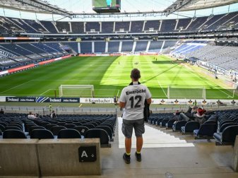 Ein Fan von Eintracht Frankfurt sucht auf der spärlich besetzten Tribüne nach seinem Sitzplatz. Foto: Arne Dedert/dpa Ein Fan von Eintracht Frankfurt sucht auf der spärlich besetzten Tribüne nach seinem Sitzplatz. Foto: Arne Dedert/dpa