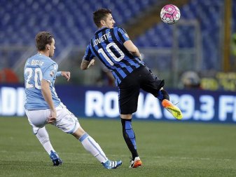 Stevan Jovetic (r), 2016 im Trikot von Inter Mailand, im Zweikampf mit Lazios Lucas Biglia. Foto: Riccardo Antimiani/ANSA/dpa/Archivbild Stevan Jovetic (r), 2016 im Trikot von Inter Mailand, im Zweikampf mit Lazios Lucas Biglia. Foto: Riccardo Antimiani/ANSA/dpa/Archivbild