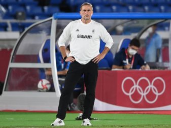 Stefan Kuntz, Trainer der deutschen Mannschaft, steht am Spielfeldrand. Foto: Swen Pförtner/dpa Stefan Kuntz, Trainer der deutschen Mannschaft, steht am Spielfeldrand. Foto: Swen Pförtner/dpa