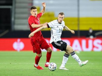 Deutschlands Lukas Klostermann (r) und Dänemarks Joakim Mühle kämpfen um den Ball. Foto: Christian Charisius/dpa Deutschlands Lukas Klostermann (r) und Dänemarks Joakim Mühle kämpfen um den Ball. Foto: Christian Charisius/dpa
