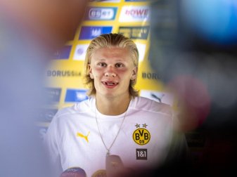 Verströmt wenig Wechsellust: Erling Haaland spricht während der Medienrunde zu den Journalisten. Foto: David Inderlied/dpa Verströmt wenig Wechsellust: Erling Haaland spricht während der Medienrunde zu den Journalisten. Foto: David Inderlied/dpa