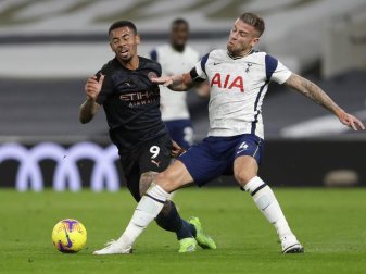 Tottenhams Toby Alderweireld (r) und Manchesters Gabriel Jesus kämpfen um den Ball. Foto: Kirsty Wigglesworth/PA Wire/dpa Tottenhams Toby Alderweireld (r) und Manchesters Gabriel Jesus kämpfen um den Ball. Foto: Kirsty Wigglesworth/PA Wire/dpa
