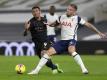 Tottenhams Toby Alderweireld (r) und Manchesters Gabriel Jesus kämpfen um den Ball. Foto: Kirsty Wigglesworth/PA Wire/dpa