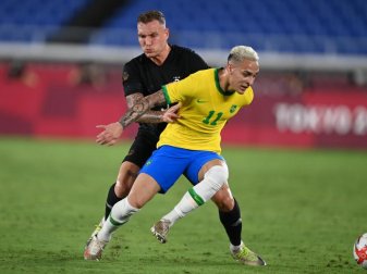 Deutschlands David Raum (l) im Zweikampf mit Brasiliens Antony. Foto: Swen Pförtner/dpa Deutschlands David Raum (l) im Zweikampf mit Brasiliens Antony. Foto: Swen Pförtner/dpa