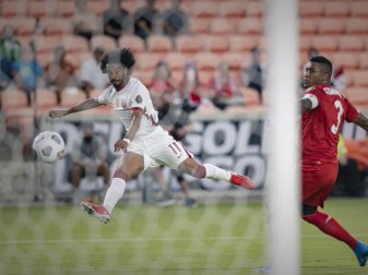 Katar's Akram Afif (l) schießt im Spiel gegen Panama aufs Tor. Foto: Lynn Pennington/ZUMA Wire/dpa Katar's Akram Afif (l) schießt im Spiel gegen Panama aufs Tor. Foto: Lynn Pennington/ZUMA Wire/dpa