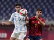 Der Argentinier Claudio Bravo (l) im Zweikampf mit Spaniens Marco Asensio. Foto: Martin Mejia/AP/dpa