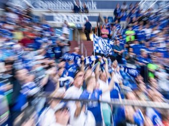 Der FC Schalke 04 hat den Dauerkartenverkauf vorzeitig beendet. Foto: Guido Kirchner/dpa Der FC Schalke 04 hat den Dauerkartenverkauf vorzeitig beendet. Foto: Guido Kirchner/dpa