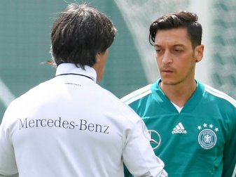 Mesut Özil (r.) will sich mit Joachim Löw (l.) versöhnen Mesut Özil (r.) will sich mit Joachim Löw (l.) versöhnen