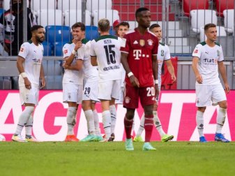 Die Gladbacher Spieler (hinten) feiern das Tor zum 1:0 gegen Bayern München. Foto: Sven Hoppe/dpa Die Gladbacher Spieler (hinten) feiern das Tor zum 1:0 gegen Bayern München. Foto: Sven Hoppe/dpa
